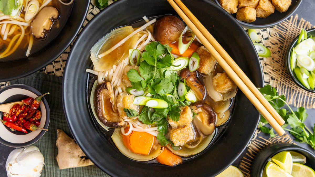 Vegane Pho: Leckere Reisnudelsuppe mit Tofu