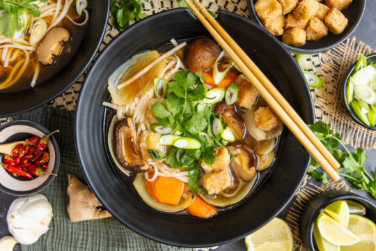 Vegane Pho: Leckere Reisnudelsuppe mit Tofu