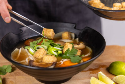 Tofu zur Reisnudelsuppe geben