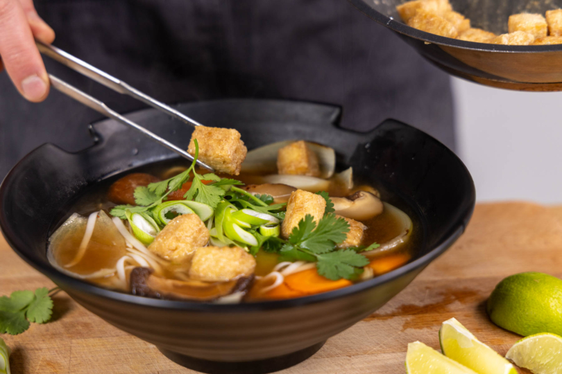 Tofu zur Reisnudelsuppe geben