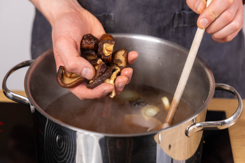 Shiitake zur Brühe geben