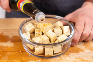 Sojasauce zum Tofu geben