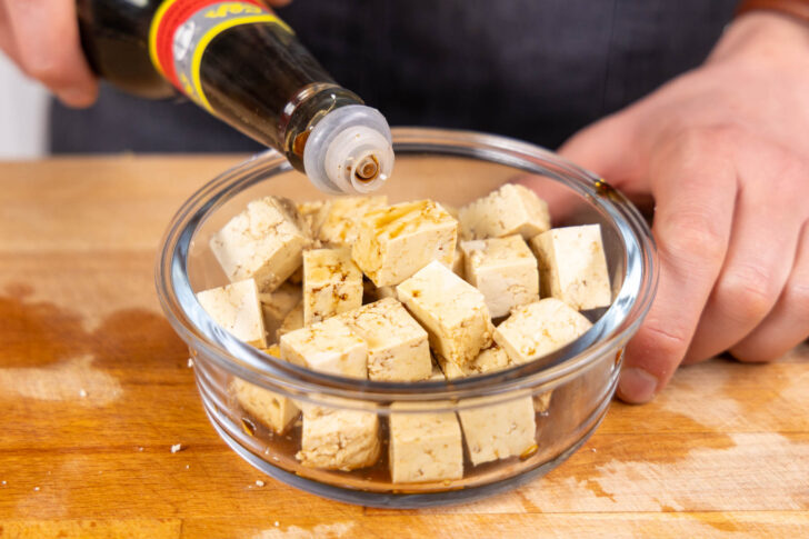 Sojasauce zum Tofu geben