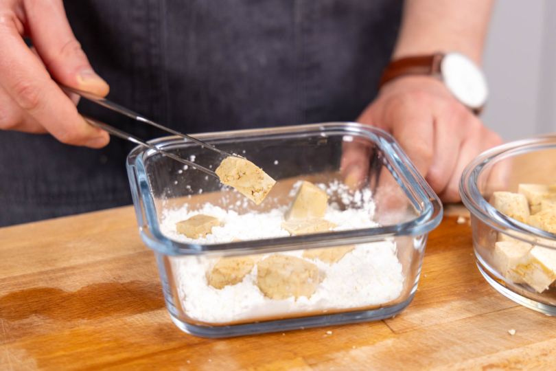 Tofu in Stärke wälzen