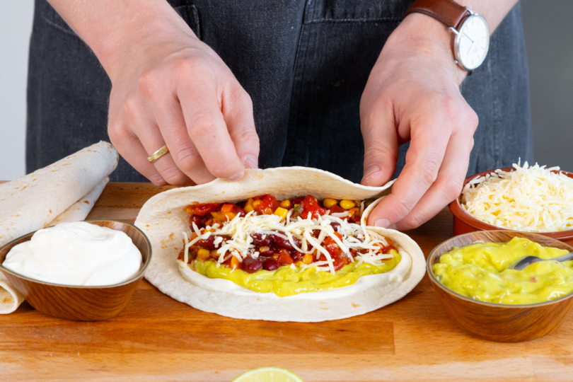Vegetarische Fajitas befüllen