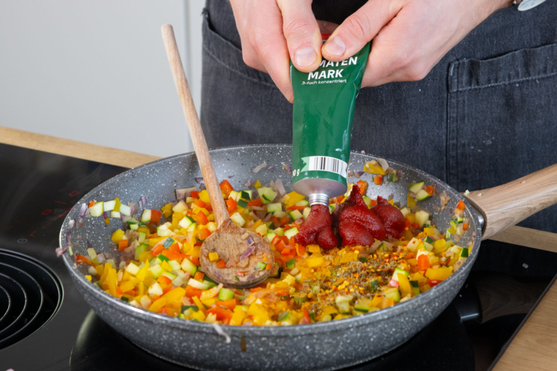 Tomatenmark dazugeben