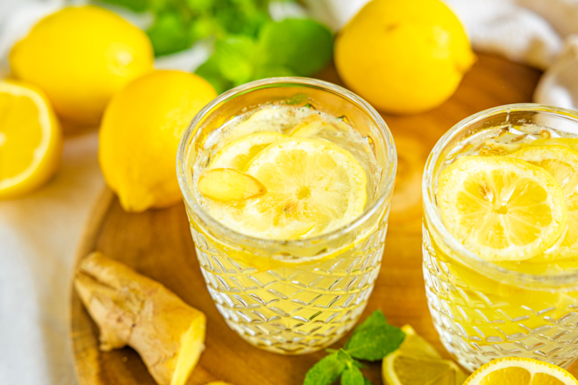 Zitronen-Ingwer-Limonade mit Minze dekoriert