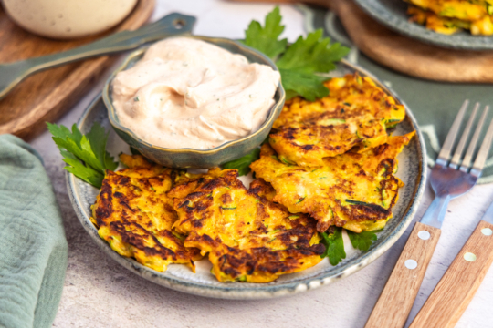 Zucchini-Möhren-Puffer: einfach & knusprig