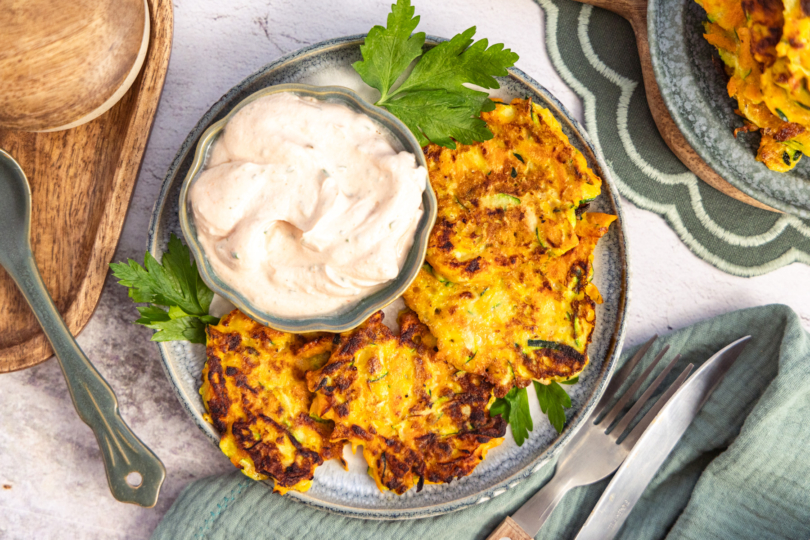 Zucchini-Möhren-Puffer: einfach & knusprig