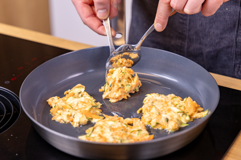 Zucchini-Möhren-Puffer in der Pfanne anbraten