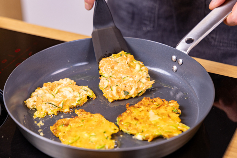 Zucchini-Möhren-Puffer wenden