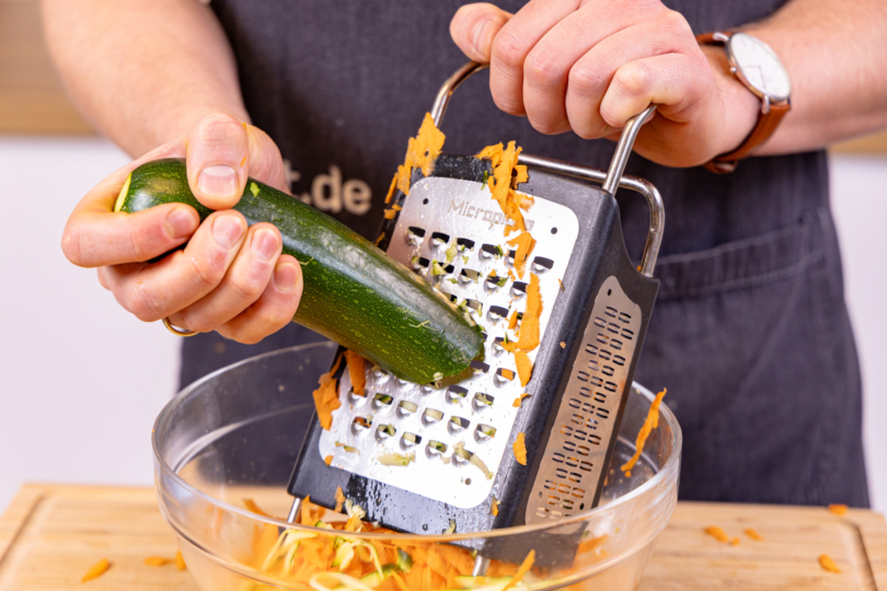 Zucchini reiben