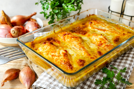 Zwiebel-Sahne-Hähnchen im Backofen zubereiten