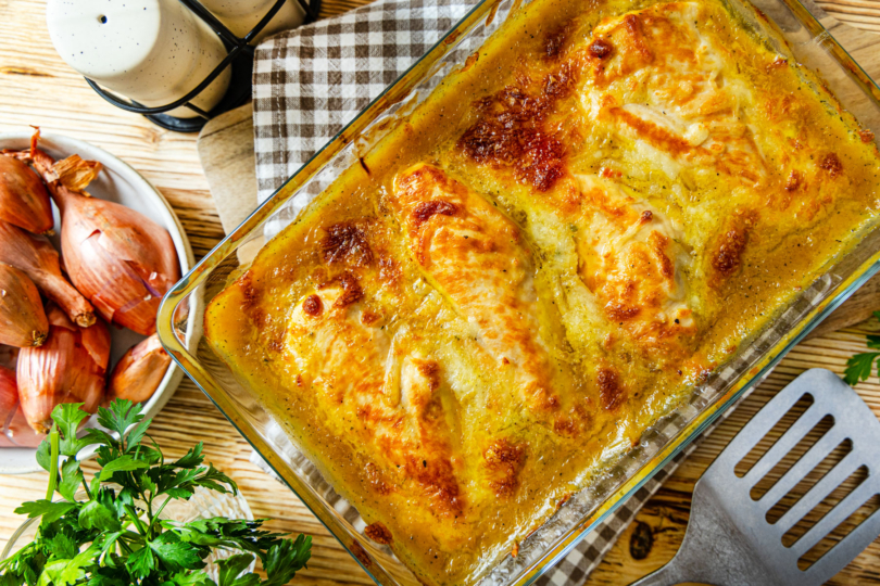 Zwiebel-Sahne-Hähnchen im Backofen zubereiten topdown