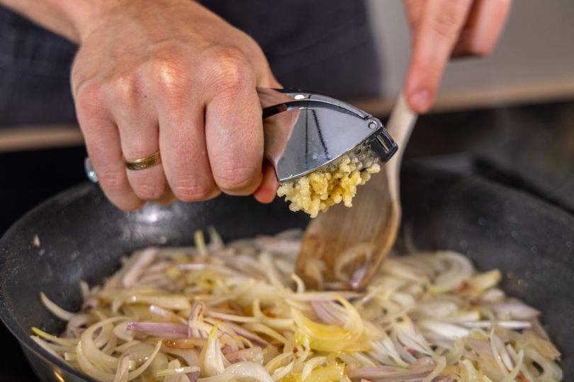 Knoblauch pressen