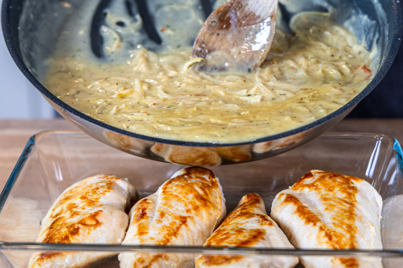 Masse über das Fleisch geben