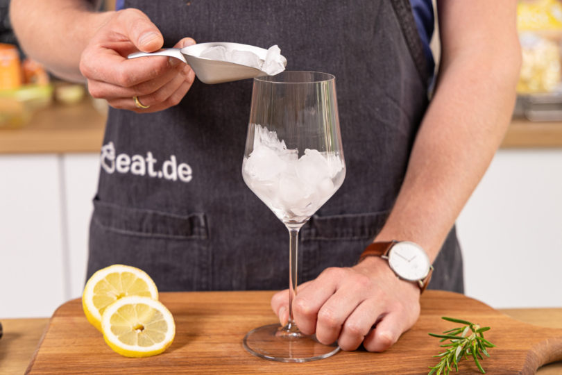 Glas mit Eiswürfeln füllen