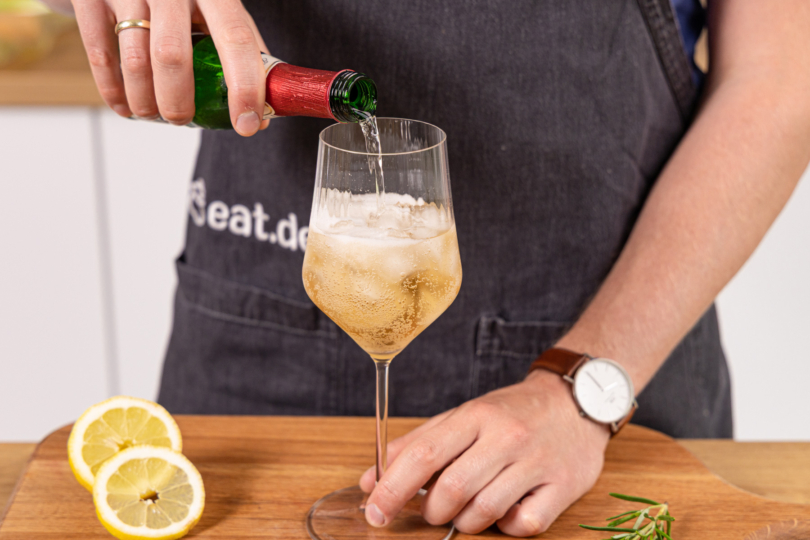 mit Sekt auffüllen