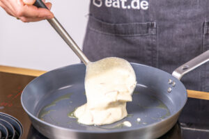 Teig in die Pfanne geben