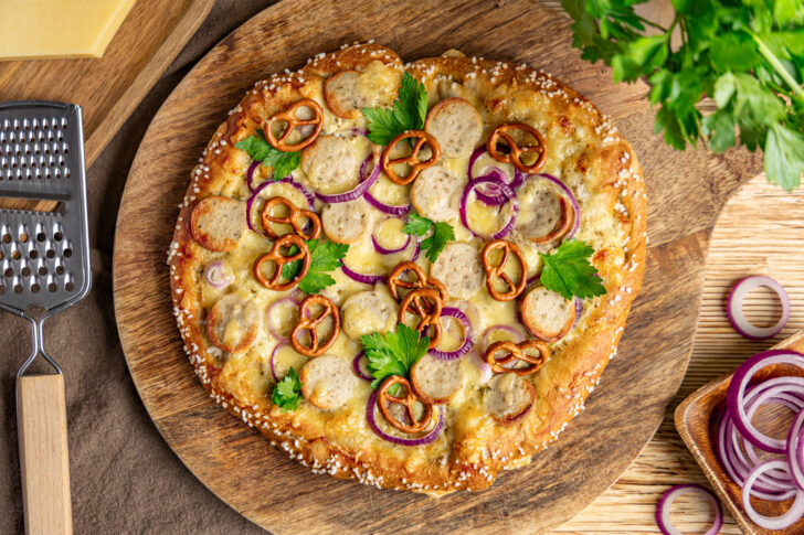 Brezel Pizza mit Weißwurst