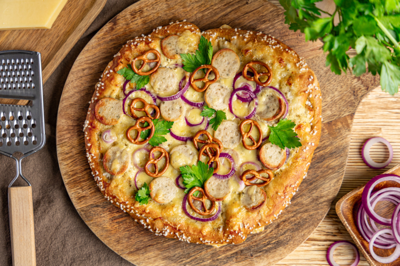 Brezel Pizza mit Weißwurst