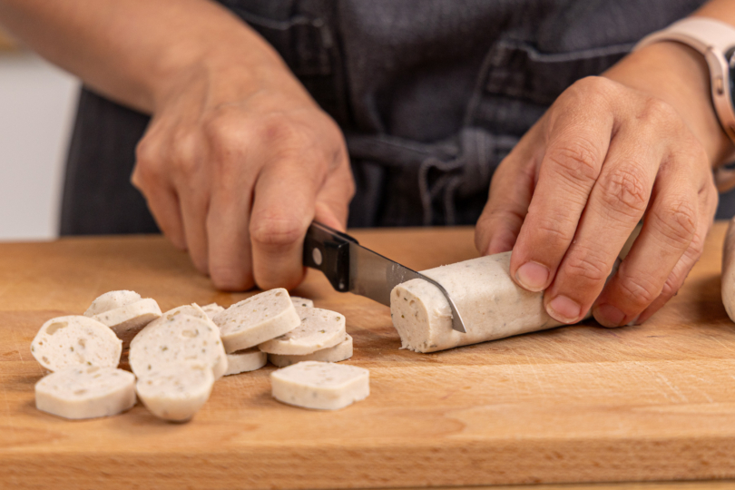 Weißwurst in Scheiben schneiden