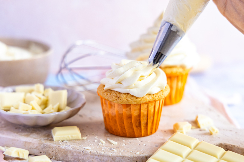 Buttercreme mit weißer Schokolade aufspritzen
