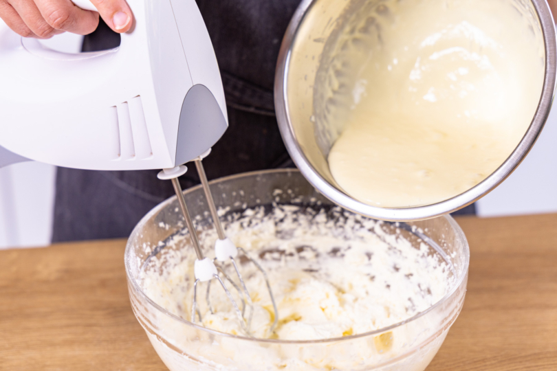 Schokosahne zur Butter geben