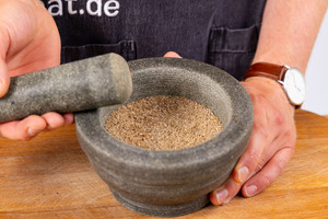 Gewürze mörsern