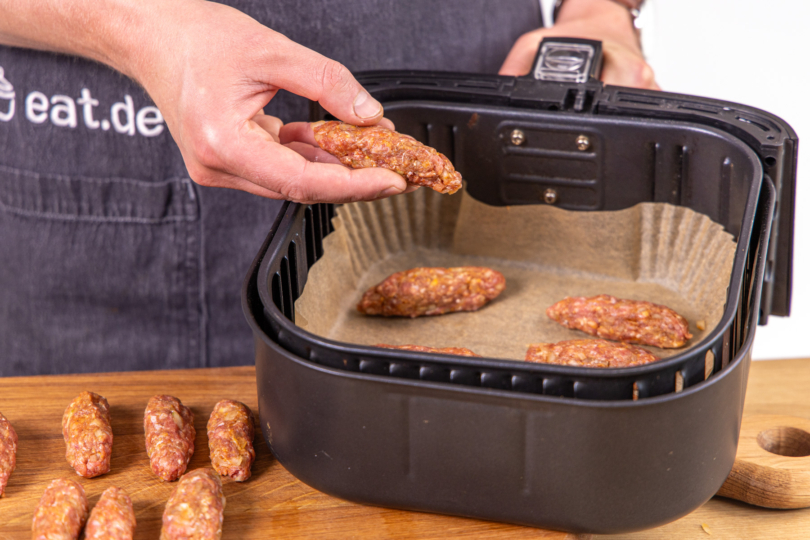 Cevapcici in den Korb legen