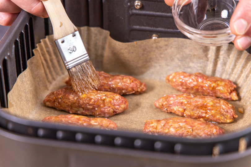 Das Fleisch dünn mit Öl einpinseln
