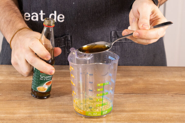 Sesamöl gehört unbedingt in das Dressing für den Feldsalat "Asia Style"