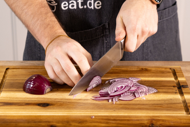 Rote Zwiebel schneiden