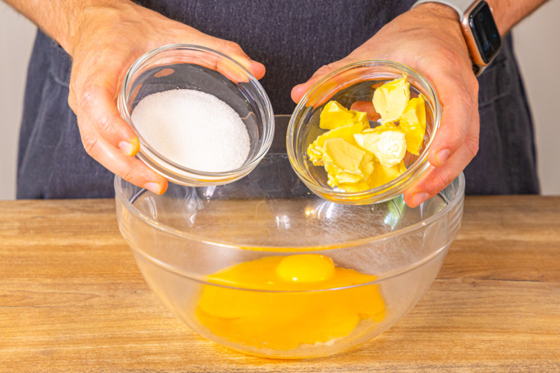 Butter und Zucker in die Schüssel geben