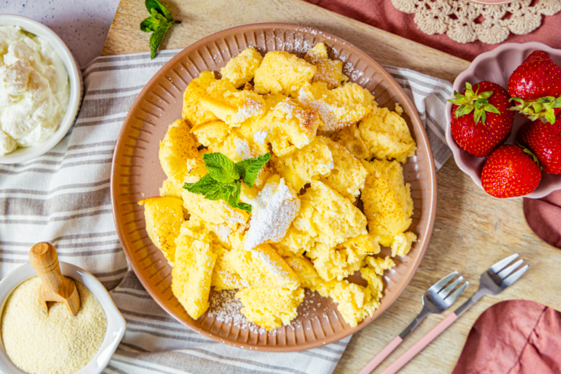 Fluffiger Topfenschmarrn frisch zubereitet