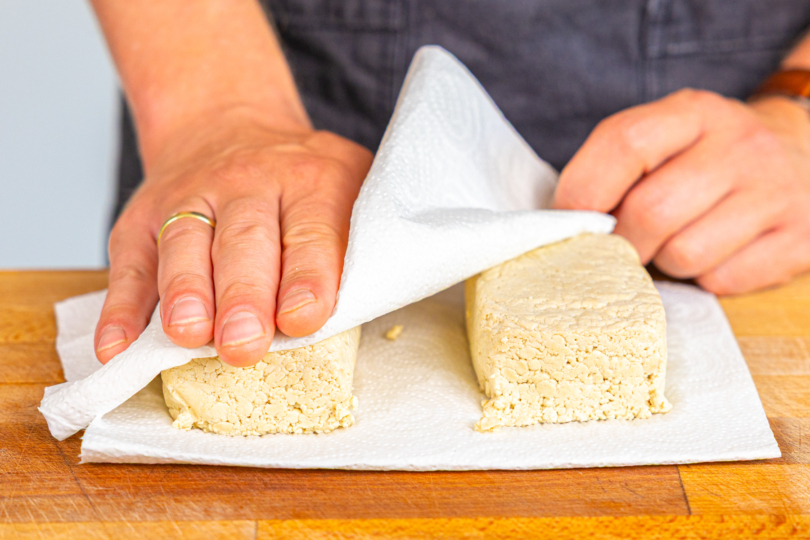 Tofu in Küchenpapier einwickeln