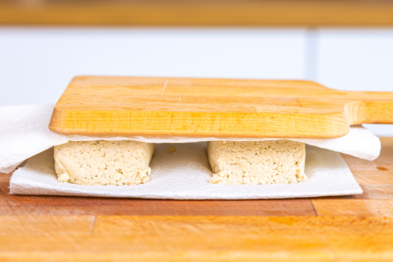Tofu zwischen zwei Bretter