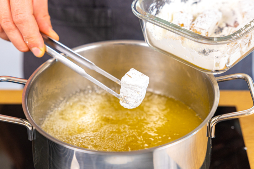 Tofu in heißes Öl geben