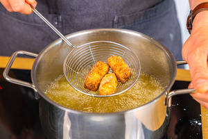 Frittierter Tofu aus dem Öl