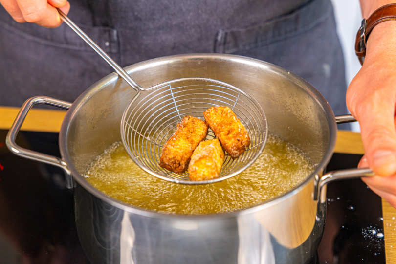 Frittierter Tofu aus dem Öl