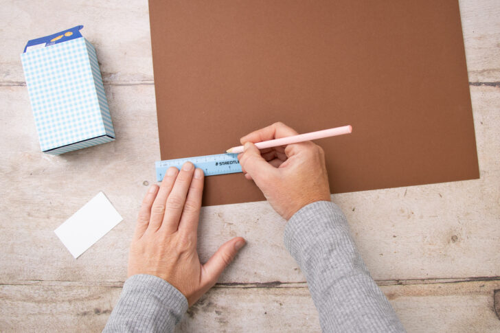 Abmessen mit Lineal und Bleistift