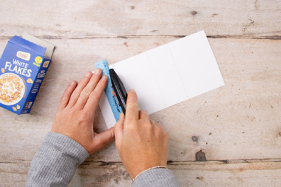 Papier mit Cutter einschneiden