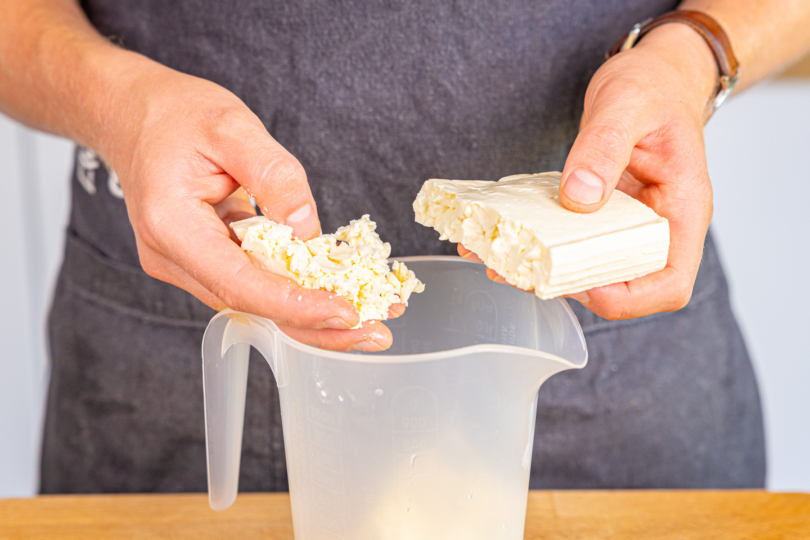 Käse in Gefäß geben
