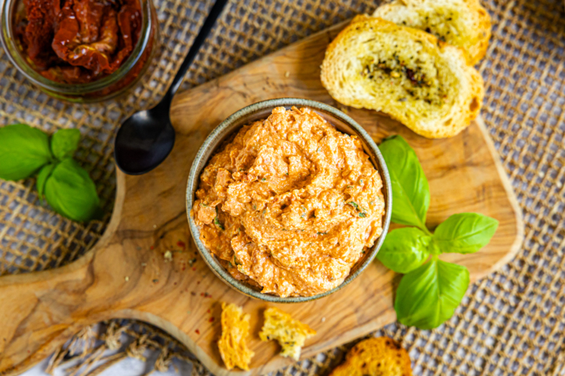 Getrocknete Tomaten-Dip frisch zubereitet