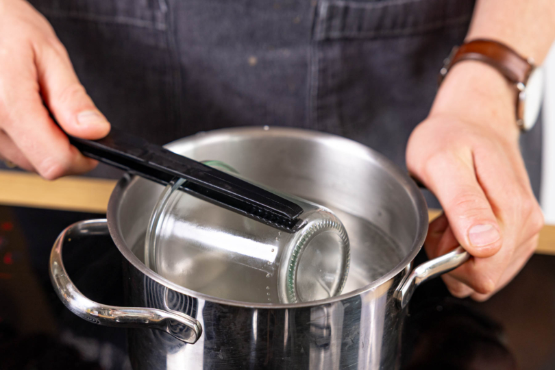 Weckgläser in kochendem Wasser sterilisieren