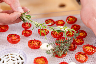 Kräuter und Knoblauch ebefalls trocknen