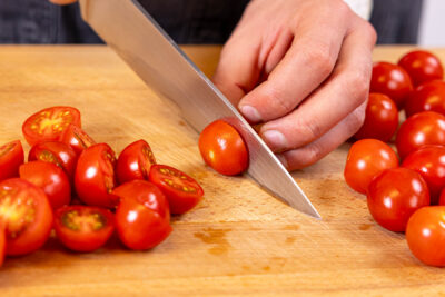 Tomaten waschen und halbieren