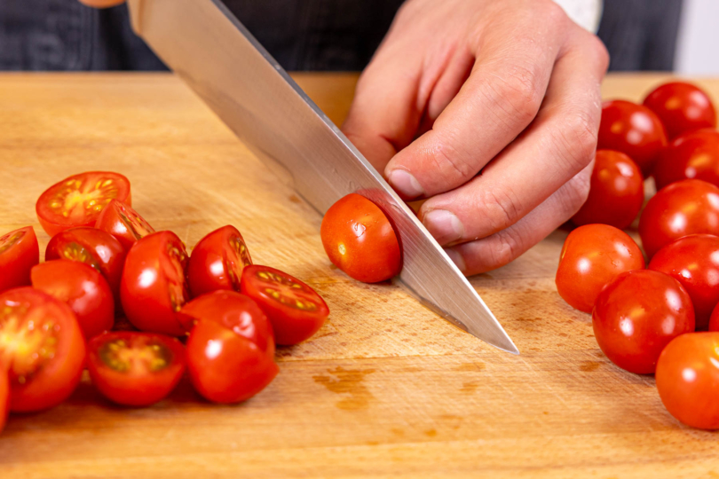 Tomaten waschen und halbieren