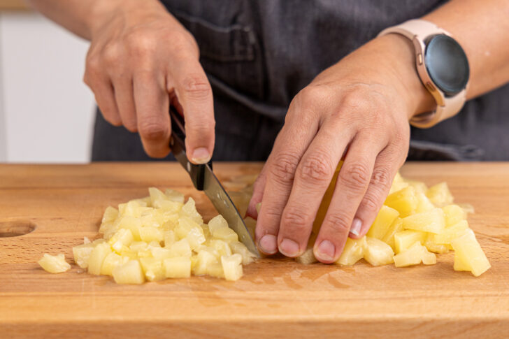 Ananas in kleine Stückchen schneiden