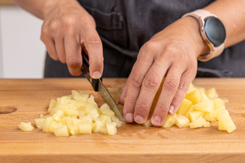 Ananas in kleine Stückchen schneiden